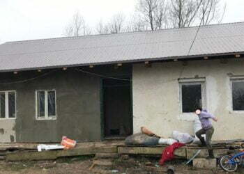 Familii sărace, locuințe refăcute de o fundație