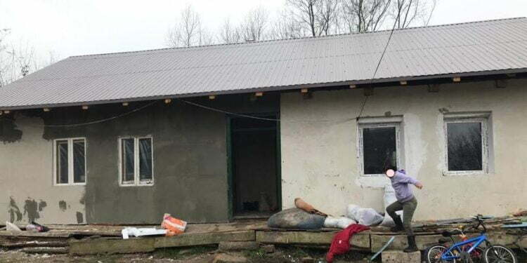 Familii sărace, locuințe refăcute de o fundație