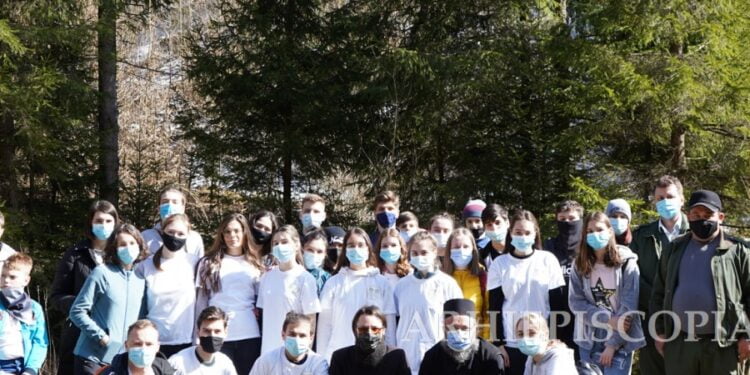 40 de voluntari ATOS, acțiune de ecologizare la Voroneț