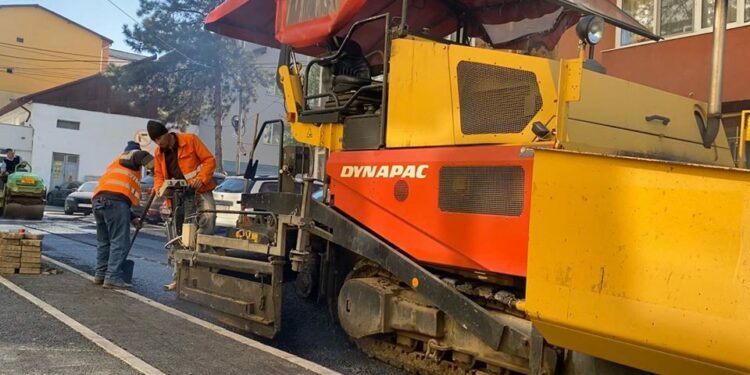 Covoare asfaltice pe 10 străzi