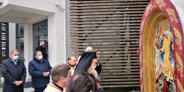 Troiță sfințită la aeroport