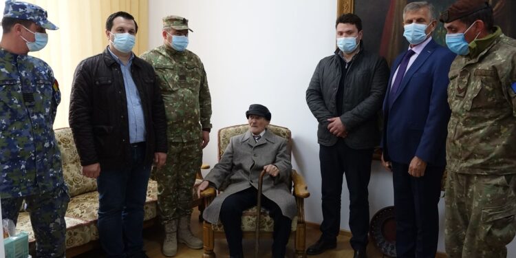 Pachete pentru doi veterani de război