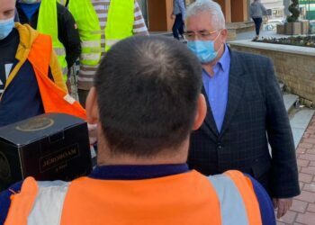 Șampanie pentru muncitorii care au dat o nouă față primăriei