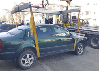 5 mașini abandonate, ridicate de Poliția Locală