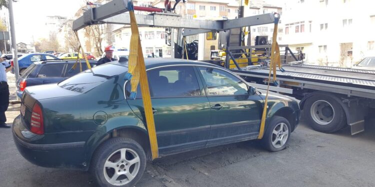 5 mașini abandonate, ridicate de Poliția Locală