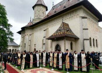 Sute de credincioși, la un an de la moartea Înaltului Pimen