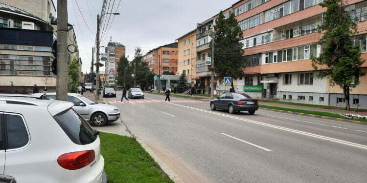 Două treceri de pietoni, desființate, 3 treceri, semaforizate