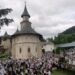 În costume populare și interpretînd cîntece religioase, la Putna