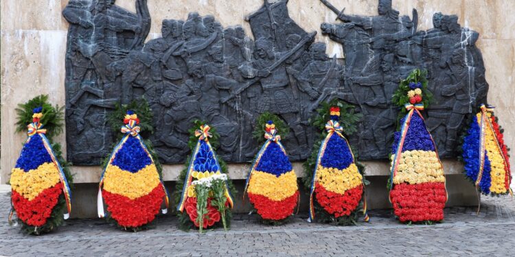 În costume populare și interpretînd cîntece religioase, la Putna