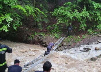 Pompierii, prin piețe, cu pliante