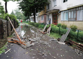 Acoperișuri smulse și copaci rupți, la Fălticeni