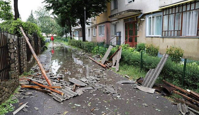 Acoperișuri smulse și copaci rupți, la Fălticeni
