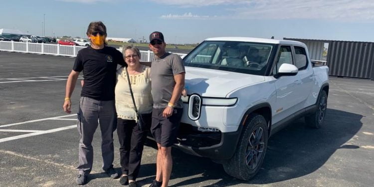 Un sucevean, primul român care a condus o camionetă electrică