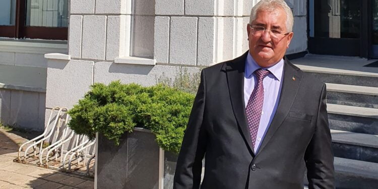 Primarul Lungu, la București, după bani