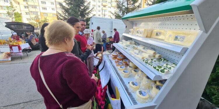 Brînzeturi și produse apicole, în curtea Direcției Agricole