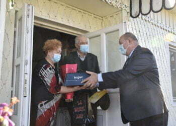 35 de ”cupluri”, sărbătorite, la ele acasă, de Primăria Șcheia