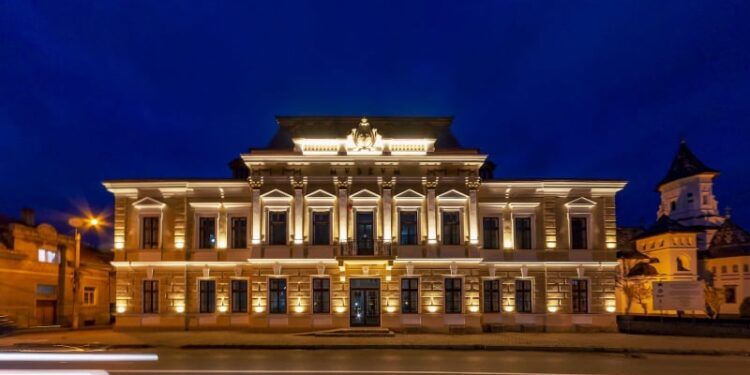 ”Dușmanul” lemnului, plasticul, în expoziție la Muzeul Arta Lemnului