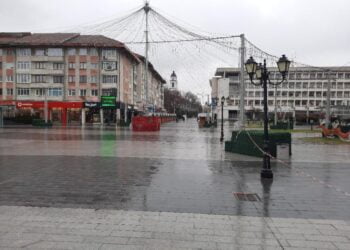 La bradul de Crăciun din centrul Sucevei, fără certificat verde