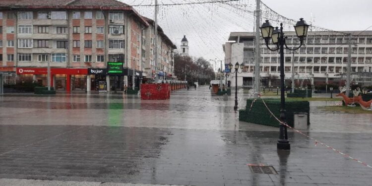 La bradul de Crăciun din centrul Sucevei, fără certificat verde
