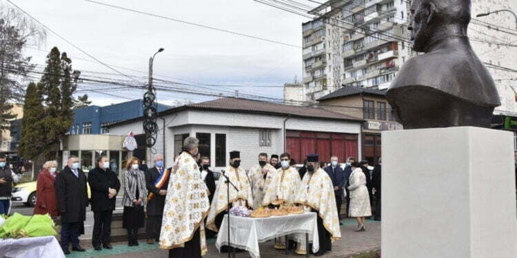 Cel mai longeviv primar al Sucevei, bust în fața municipalității