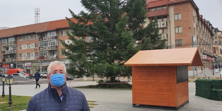 Bradul de Crăciun din centrul Sucevei, luminat din 27 noiembrie