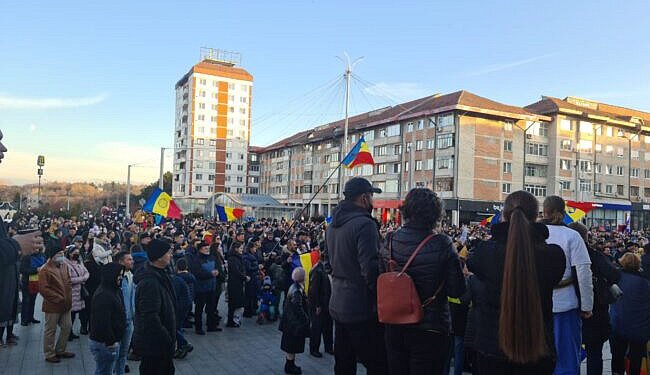 Manifestație anti-certificat verde și pro-școală în centrul Sucevei
