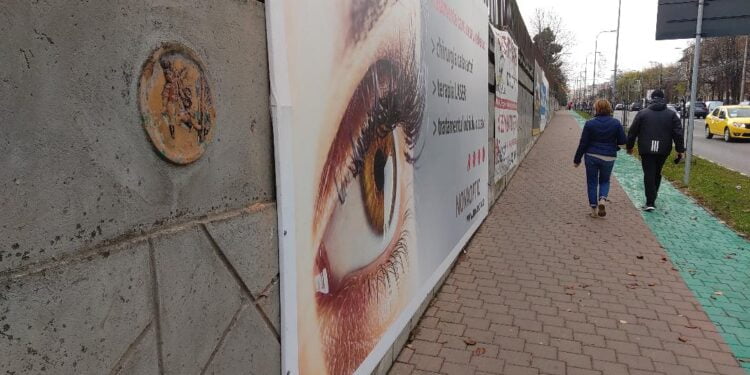 Jos cu panourile de pe stadion!