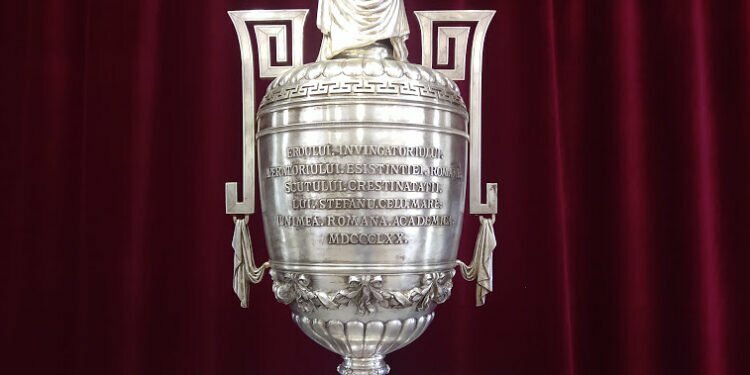 Urnă de argint din 1871, expusă la Muzeul de Istorie