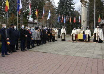 Defilare, depuneri de coroane și îndemnuri la unitate, în centrul Sucevei, de Ziua României