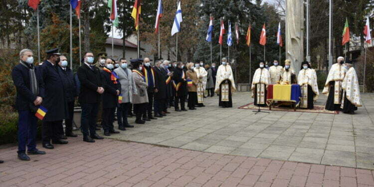 Defilare, depuneri de coroane și îndemnuri la unitate, în centrul Sucevei, de Ziua României