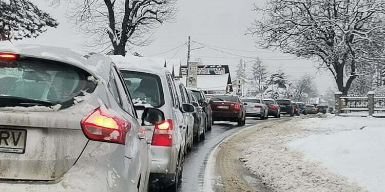 Trafic intens spre stațiunile montane, Poliția recomandă rutele alternative