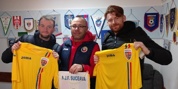 Doi tineri din Manchester, special la Suceava, pentru un meci de fotbal