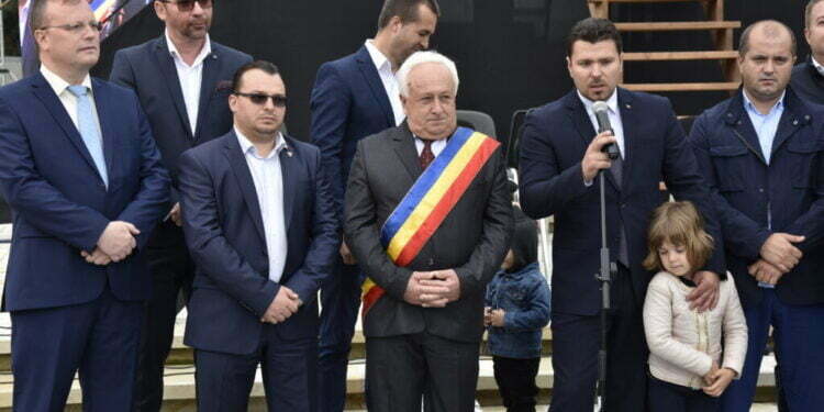 După ce l-a dat afară de la spital, Loghin i-a propus lui Andronachi o funcție. Andronachi spune că a refuzat