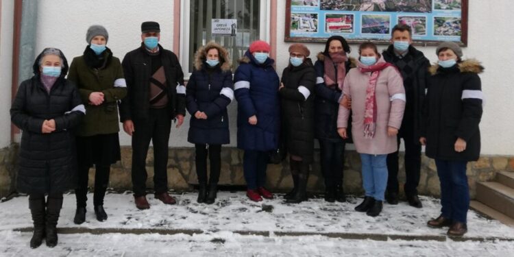 1.250 de profesori suceveni, cu banderole la ore, în semn de protest. 8 sindicaliști, la București, pentru pichetarea Guvernului