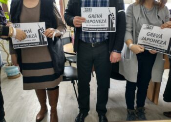 1.250 de profesori suceveni, cu banderole la ore, în semn de protest. 8 sindicaliști, la București, pentru pichetarea Guvernului