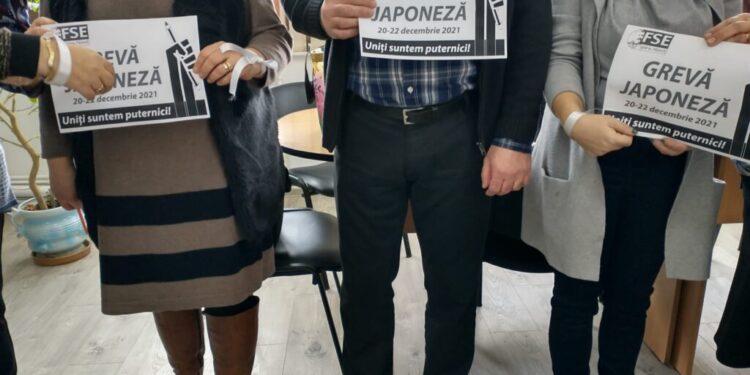 1.250 de profesori suceveni, cu banderole la ore, în semn de protest. 8 sindicaliști, la București, pentru pichetarea Guvernului