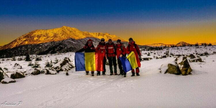 Salvamont Vatra Dornei: Drapelul României, pe 4 vîrfuri montane