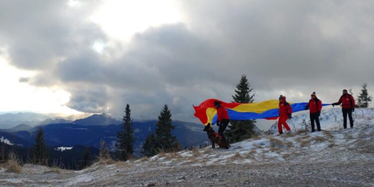 Salvamontiștii suceveni, pe Rarău, cu drapelul României