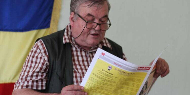 Inginerul silvic Straton, felicitat de inginerul silvic Flutur, pentru premiul primit de la RNP