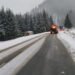În zona de munte a județului Suceava ninge. Utilajele au ieșit pe traseu