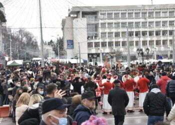 Festivalul ”Crăciun în Bucovina” din centrul Sucevei, în imagini cu urși, mascați și public