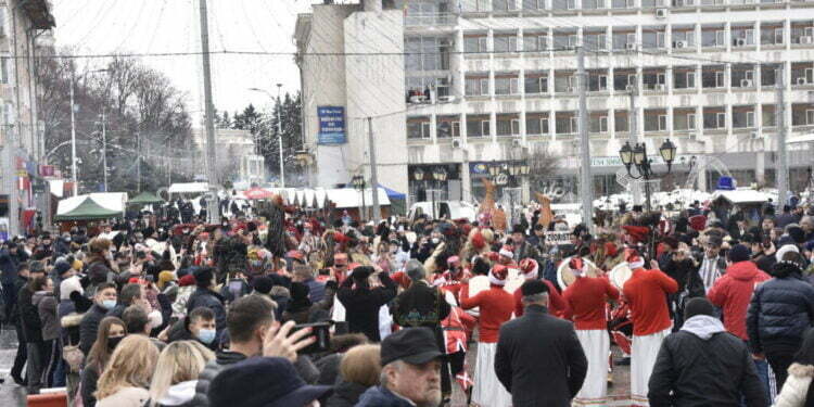 Festivalul ”Crăciun în Bucovina” din centrul Sucevei, în imagini cu urși, mascați și public