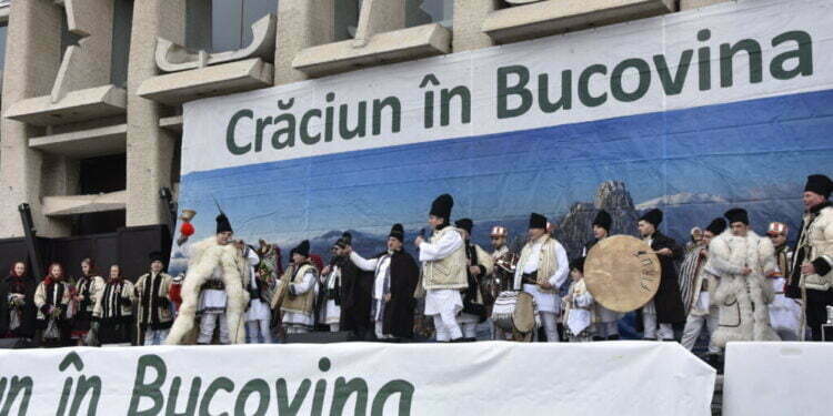 Festivalul ”Crăciun în Bucovina” din centrul Sucevei, în imagini cu urși, mascați și public