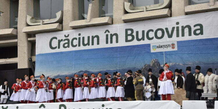 Festivalul ”Crăciun în Bucovina” din centrul Sucevei, în imagini cu urși, mascați și public