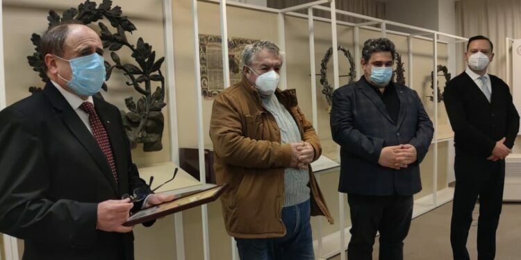 Apreciatul sculptor Ion Mîndrescu, ”cetățean de onoare al Județului”. Distincția i-a fost oferită de Niculai Barbă, în prezența lui Emil Ursu și a lui Alexandru Moldovan