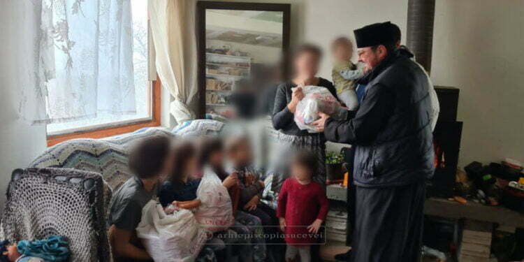 Arhiepiscopia Sucevei: Pachete în valoare de 75.000 de lei, cadouri pentru 500 de familii de suceveni