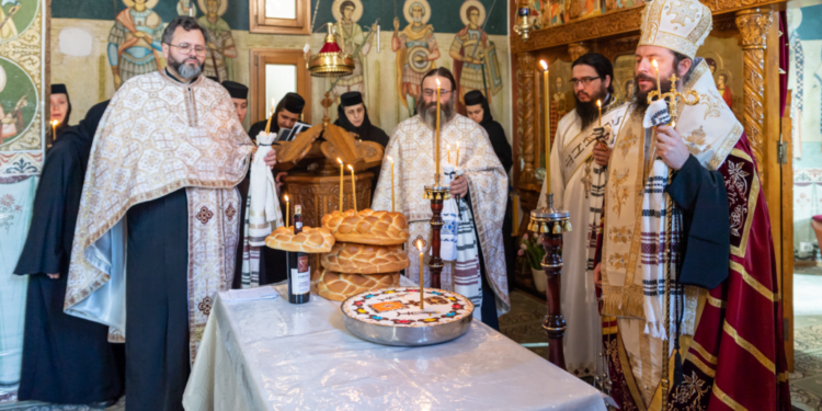 Slujbă de pomenire a Mitropolitului Bartolomeu Anania, la Mănăstirea Dragomirna. Printre participanți, criticul literar Mircea A. Diaconu și directoarea Colegiului Tehnic „Petru Mușat” Suceava, Maria Teodoreanu