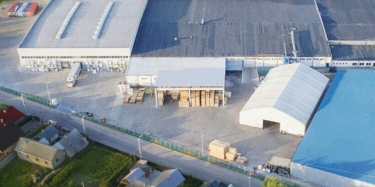 HS Timber Productions închide fabrica de la Siret: 300 de oameni pe drumuri. Primăria pierde un milion de lei pe an și sponsorizările făcute de companie