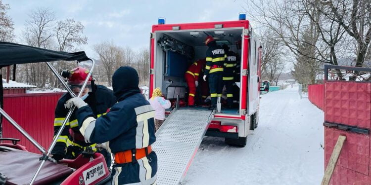 Pacient de 180 de kilograme dus cu șenilata pompierilor pînă la mașina de intervenție și de acolo la Spitalul Fălticeni