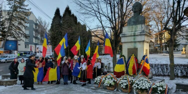 Coroane de flori, la bustul lui Mihai Eminescu, depuse de Teatrul ”Matei Vișniec”, ATOS, Prefectură și alte instituții